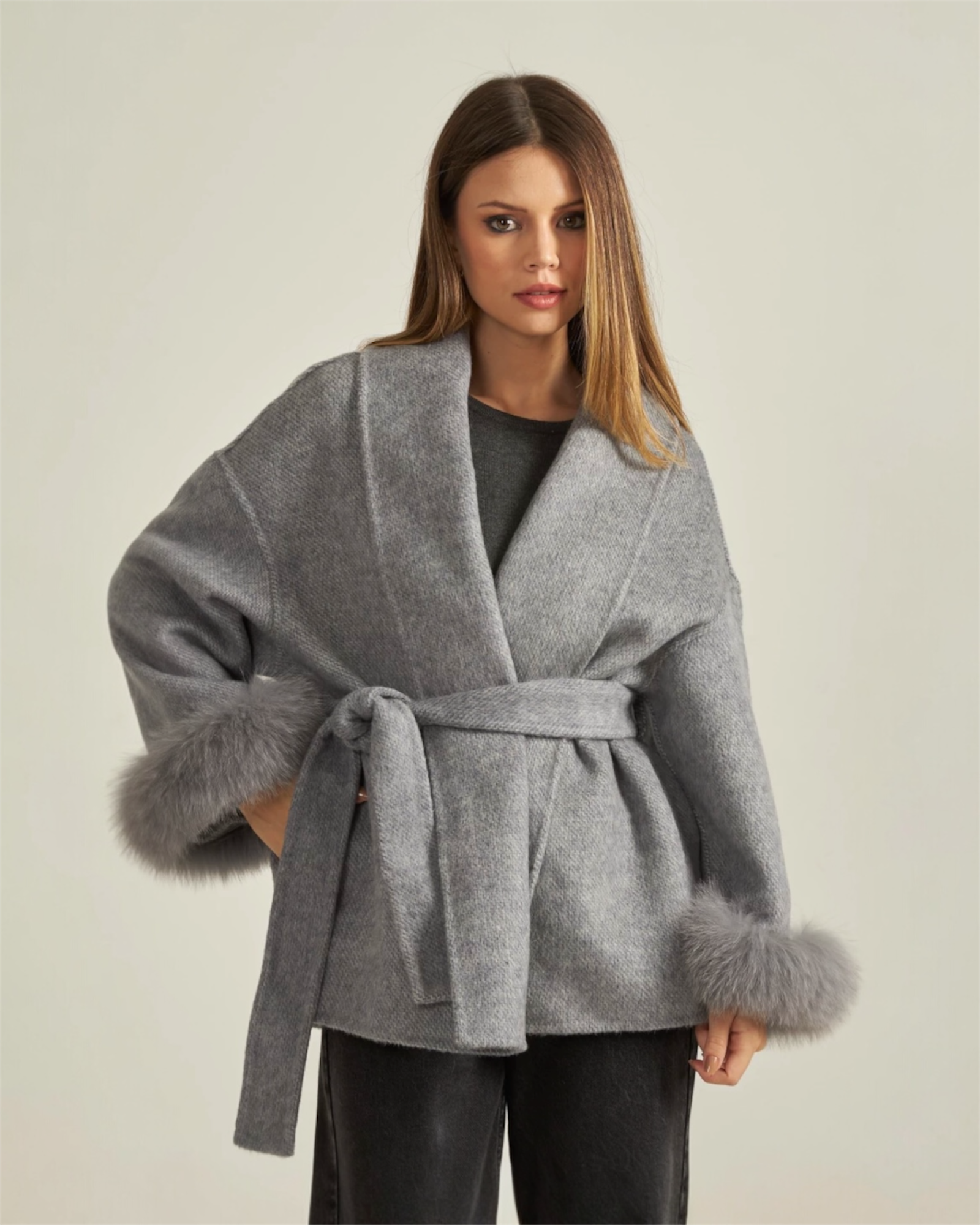 Kurzer Wollmantel mit Fellärmel - THE STOCKHOLM CLOUD Nuage grey