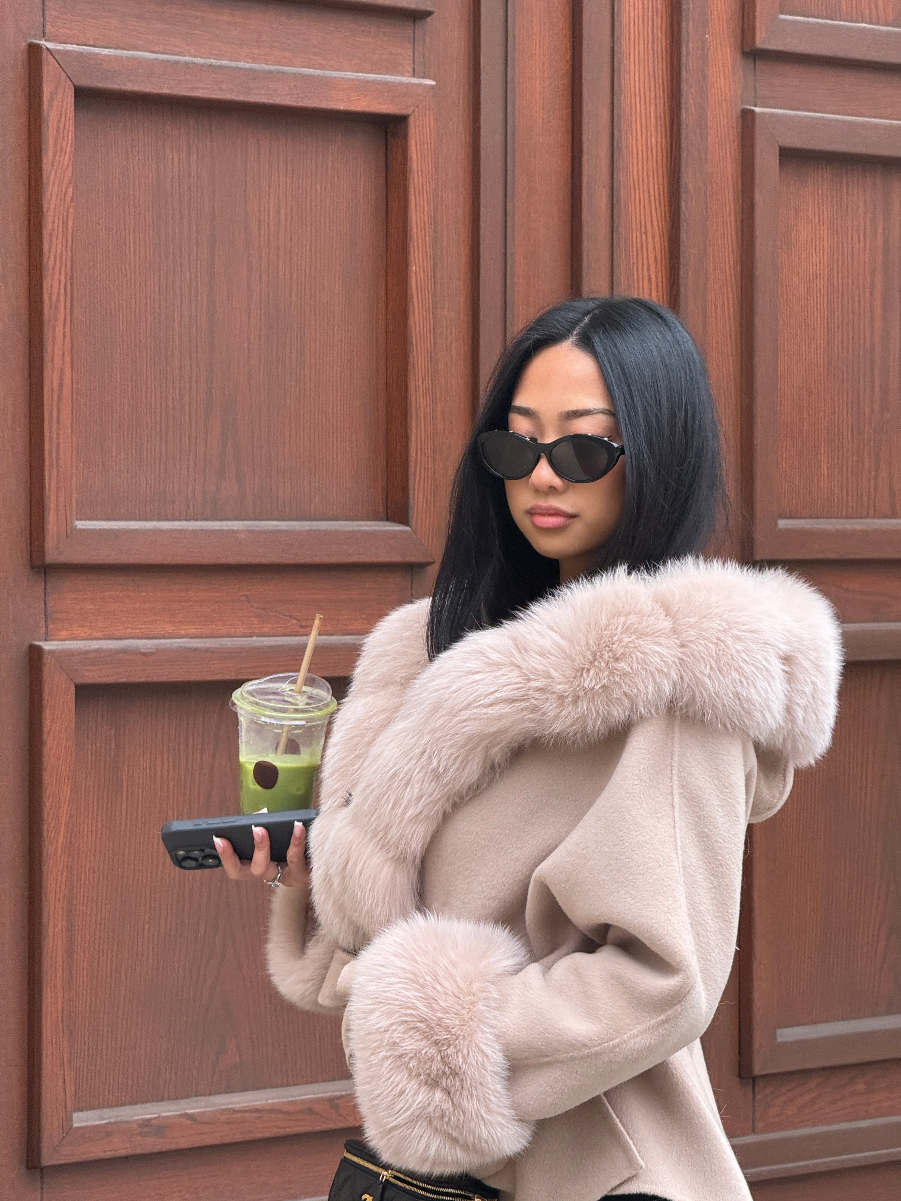 The Asmata - Kaschmirmantel mit Pelzkapuze Taupe