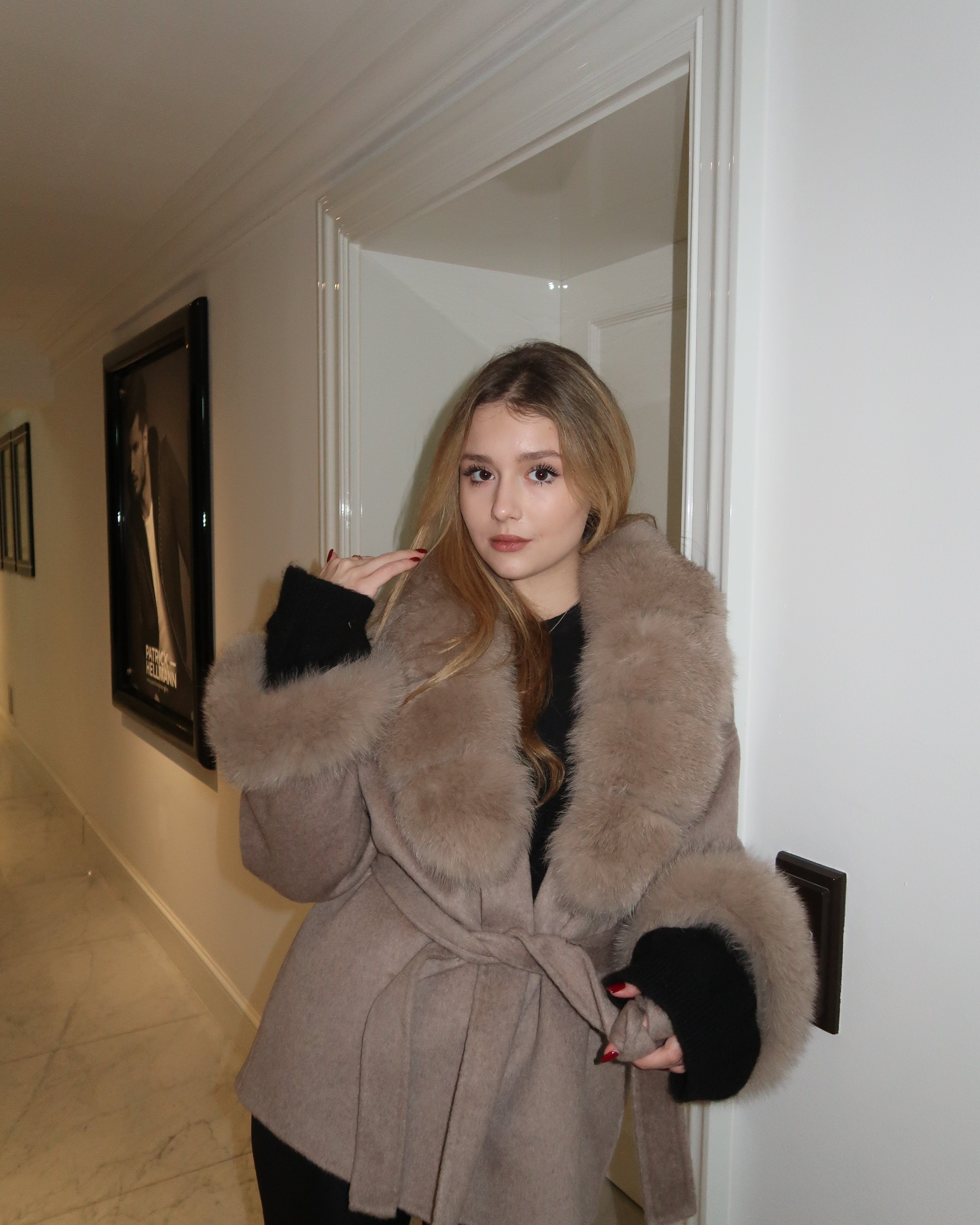 The ODESSA - Cashmere coat with fur collar, taupe