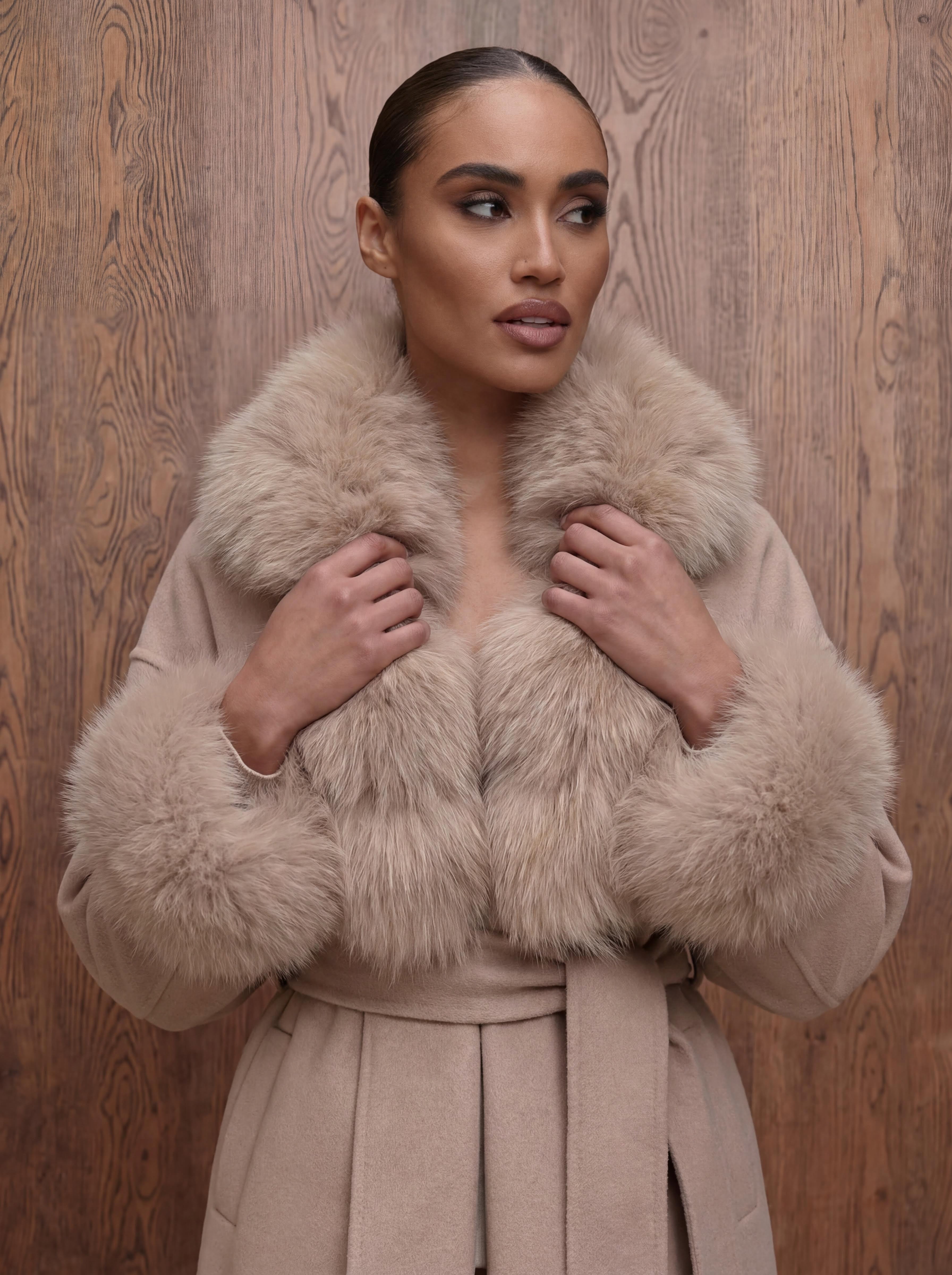 The ODESSA - Kaschmirmantel mit Pelzkragen Taupe