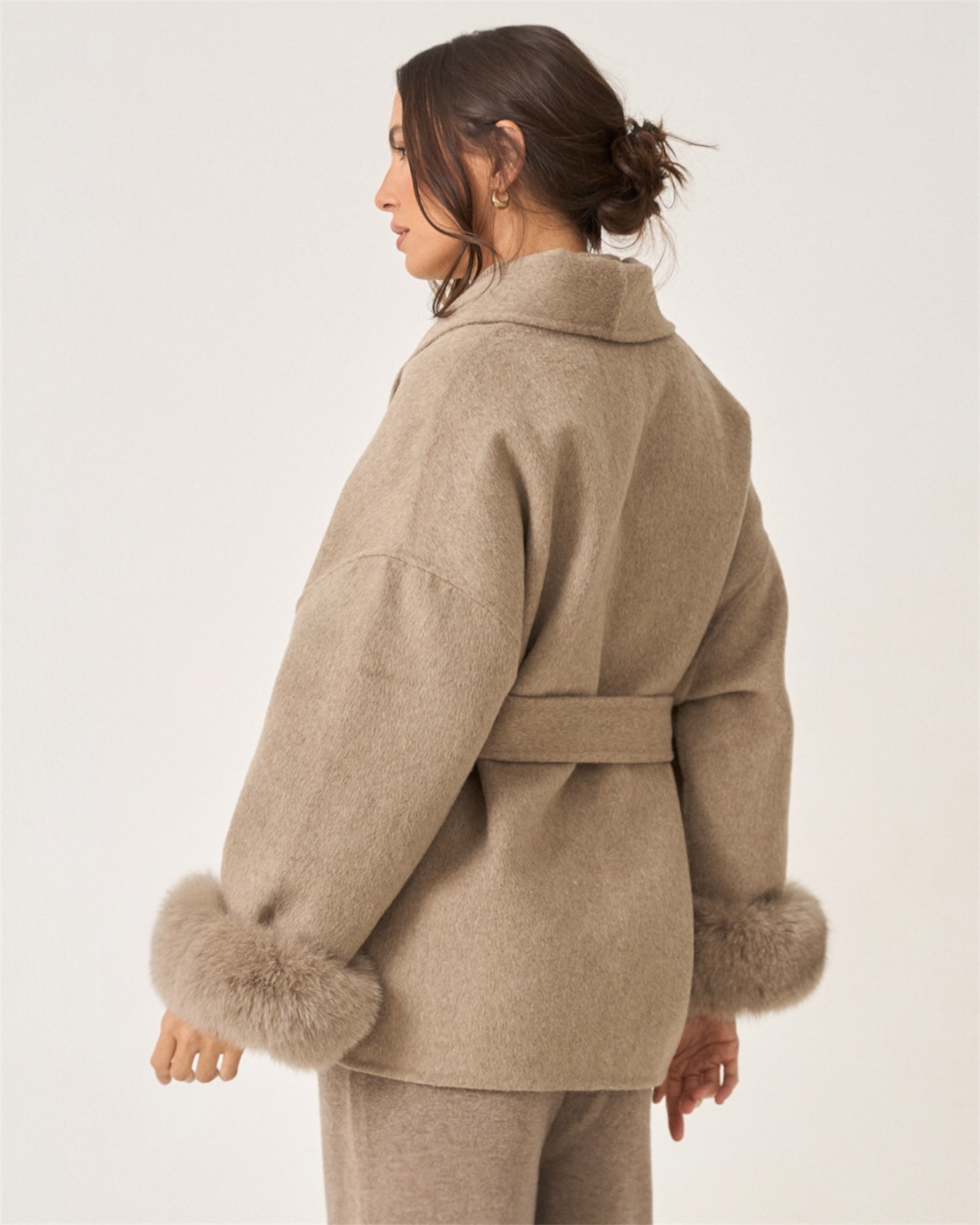 Kurzer Wollmantel mit Fellärmel - THE COPENHAGEN Taupe