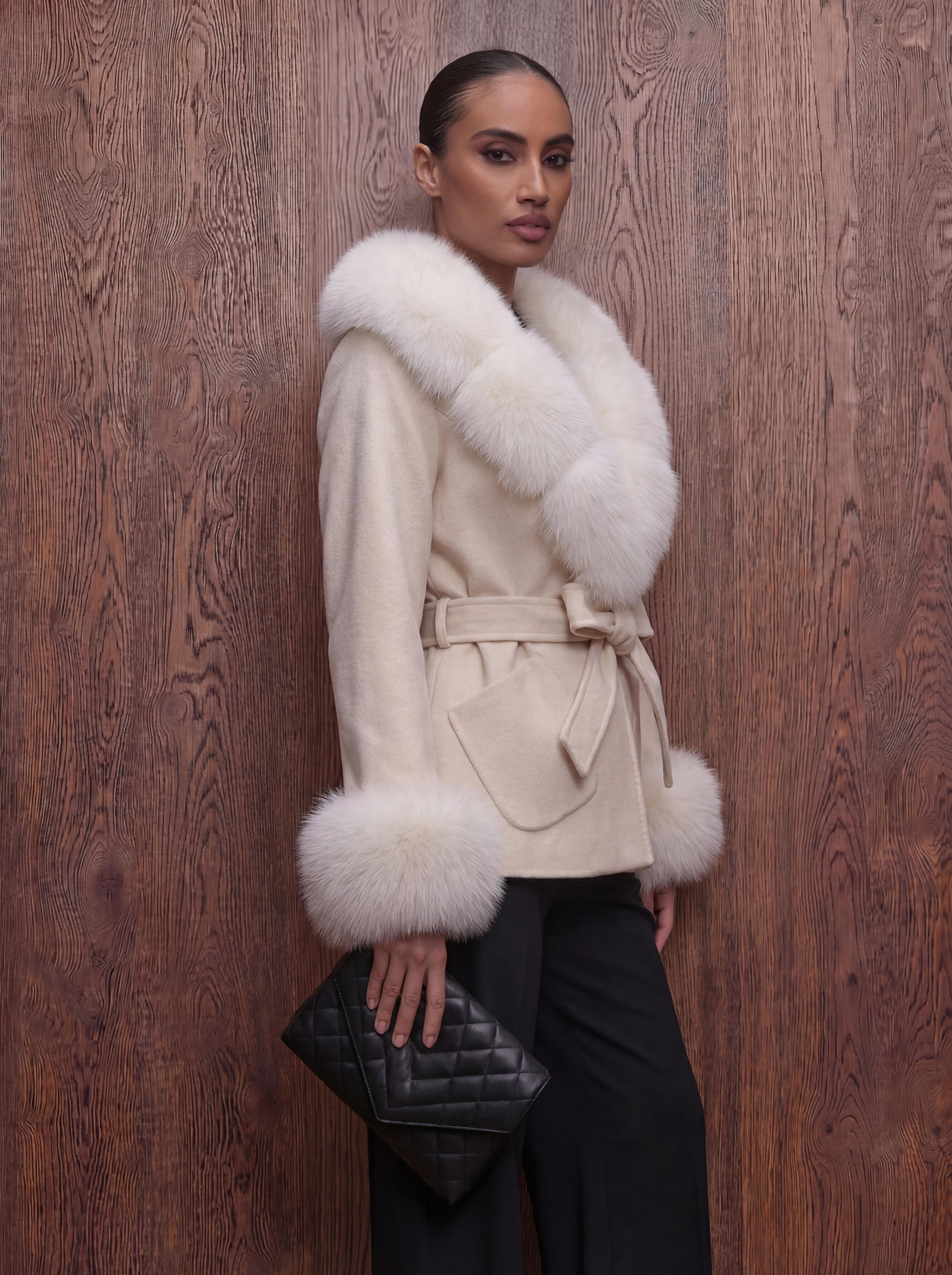 The Asmata - Creme Kaschmirmantel mit Kapuze aus verarbeiteten Vintage Pelz