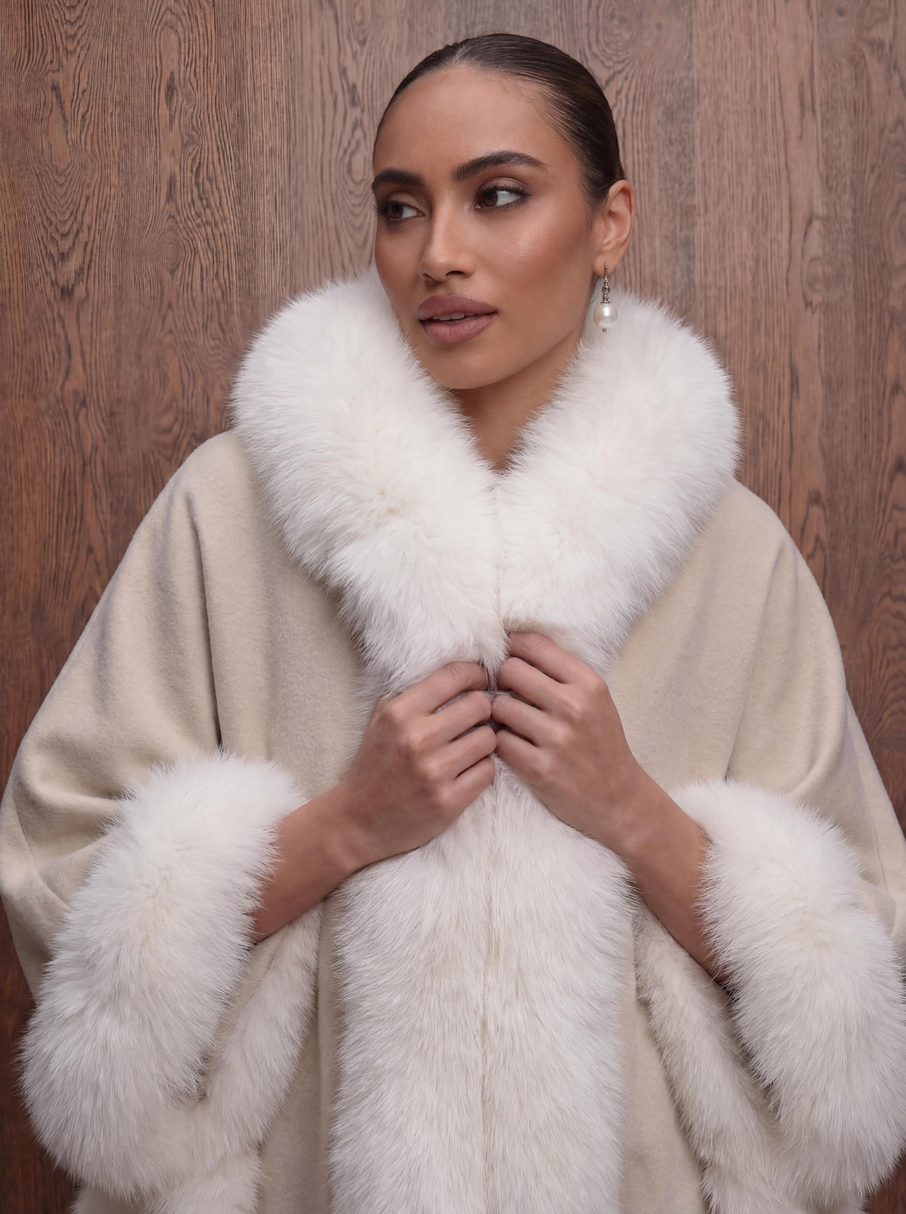 The Tijuana- Poncho aus Kaschmir mit Pelz