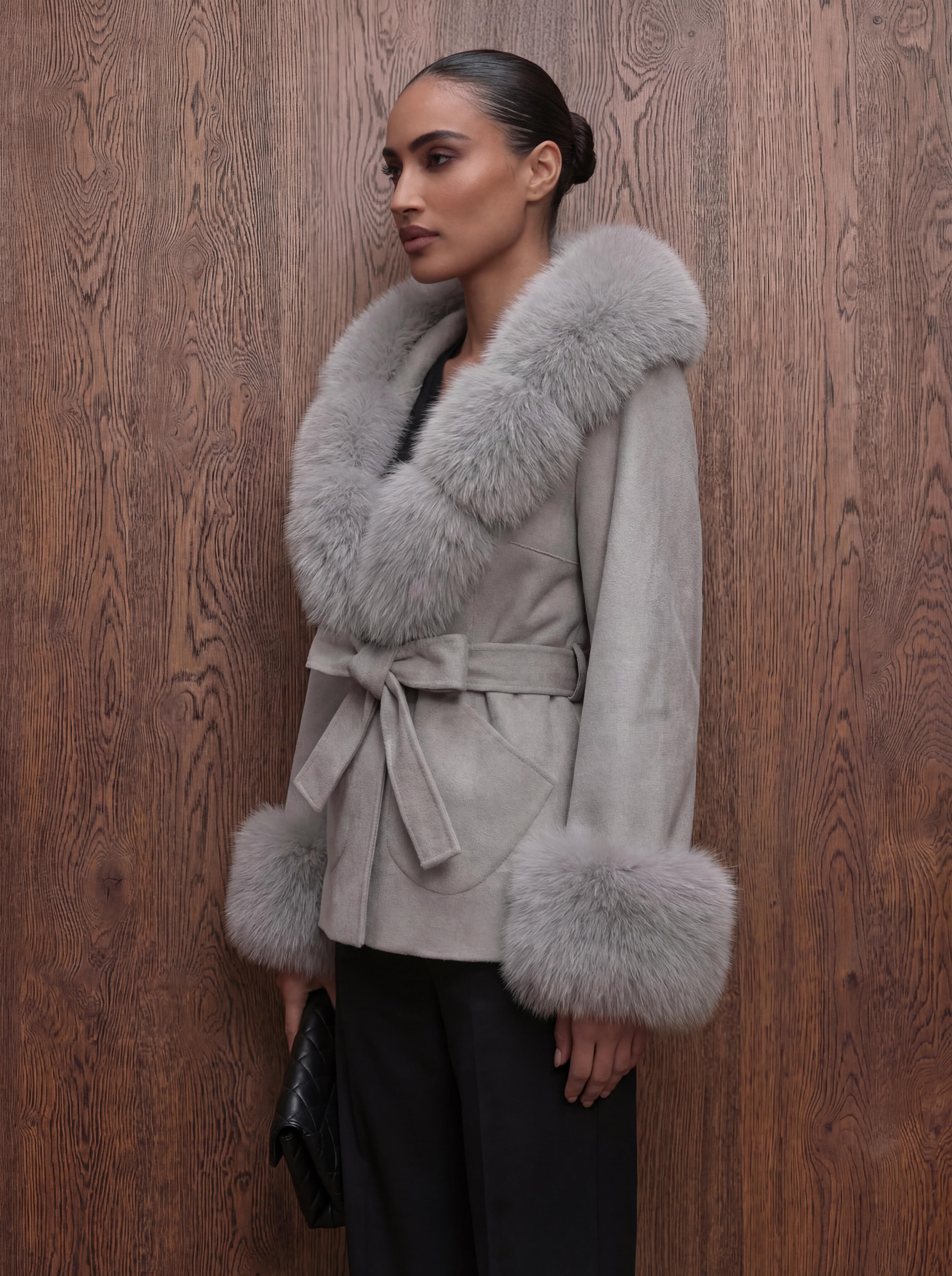The Asmata - Perlgrau Kaschmirmantel mit Kapuze aus verarbeiteten Vintage Pelz