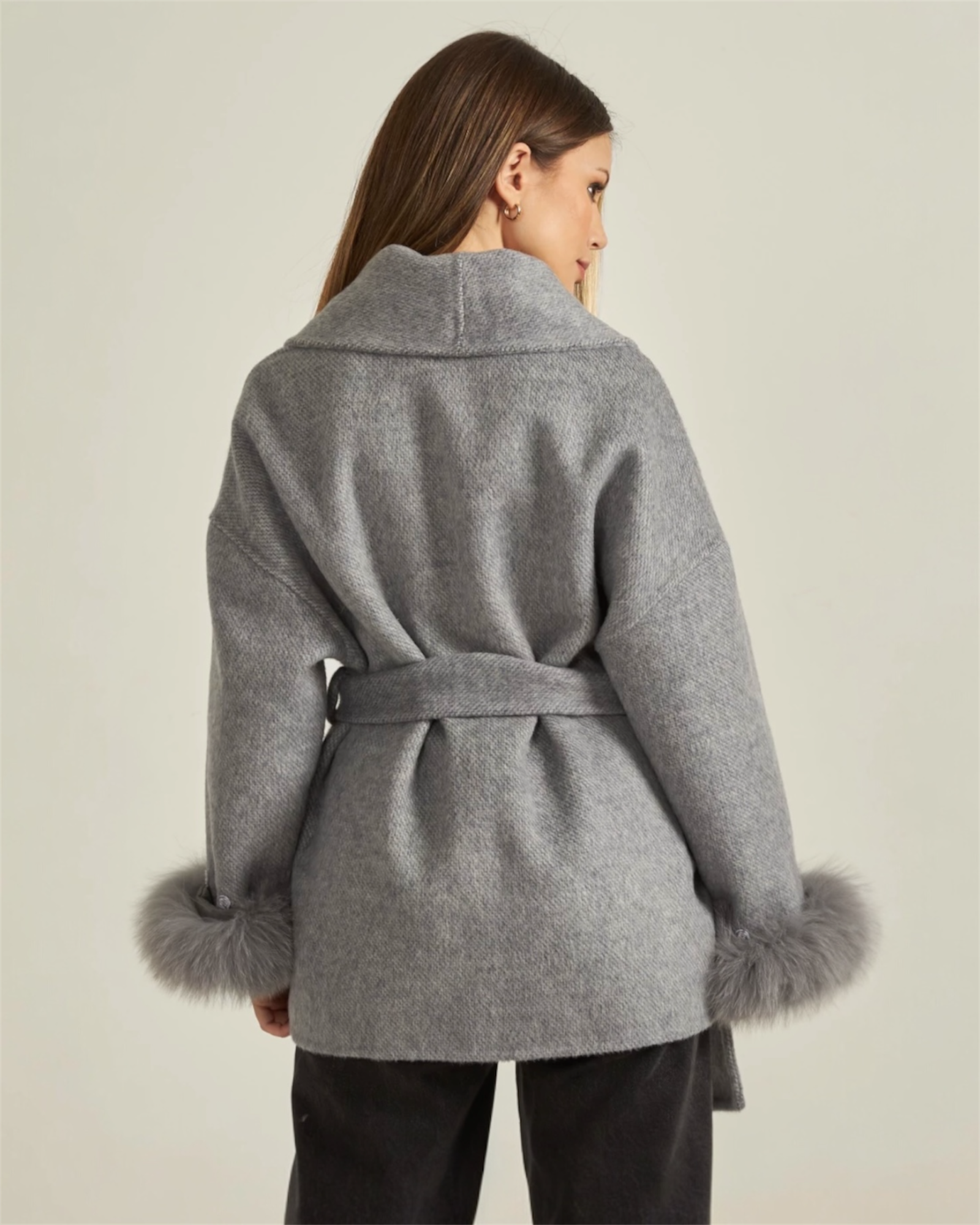 Kurzer Wollmantel mit Fellärmel - THE STOCKHOLM CLOUD Nuage grey