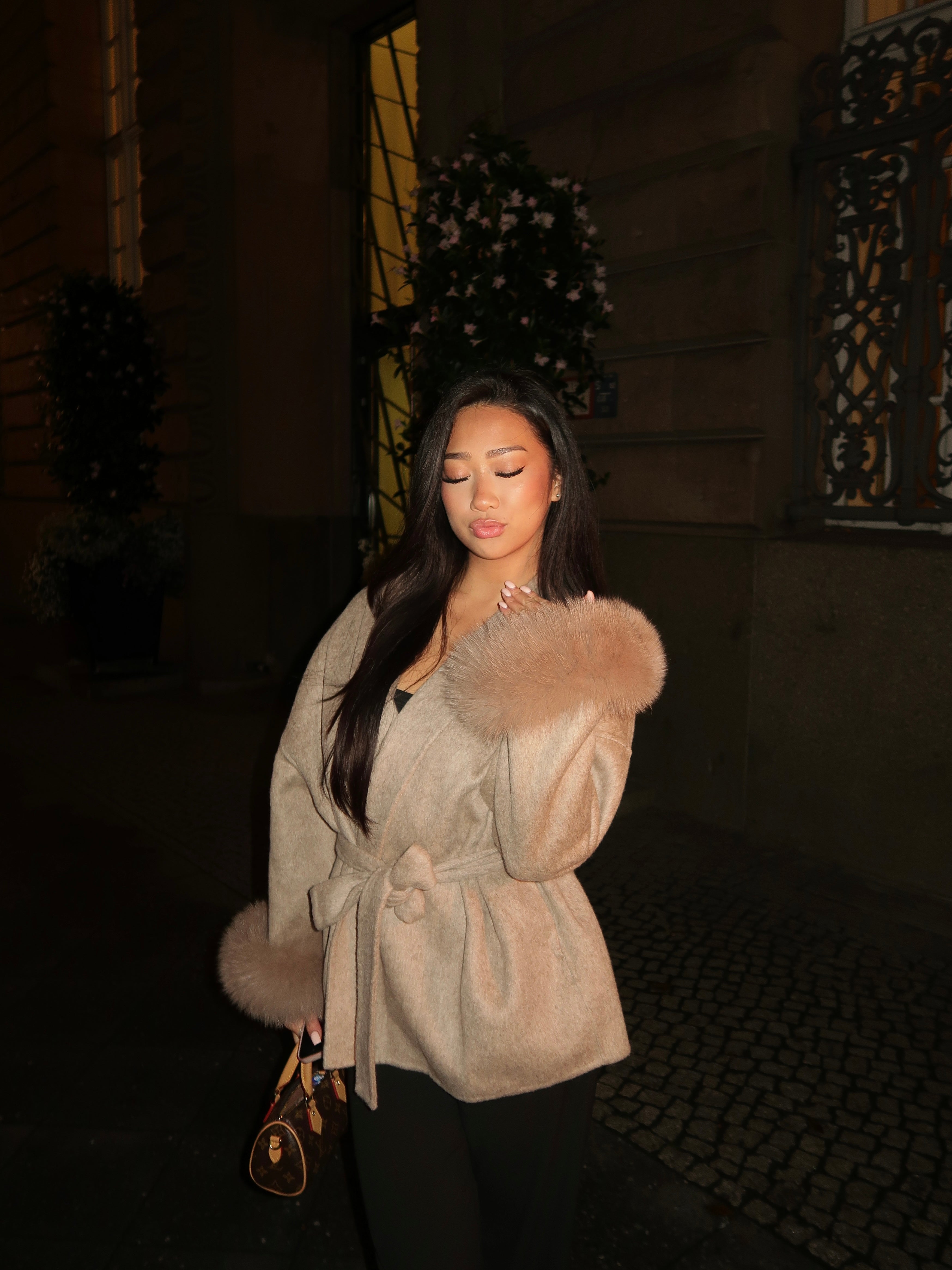 Kurzer Wollmantel mit Fellärmel - THE COPENHAGEN Taupe