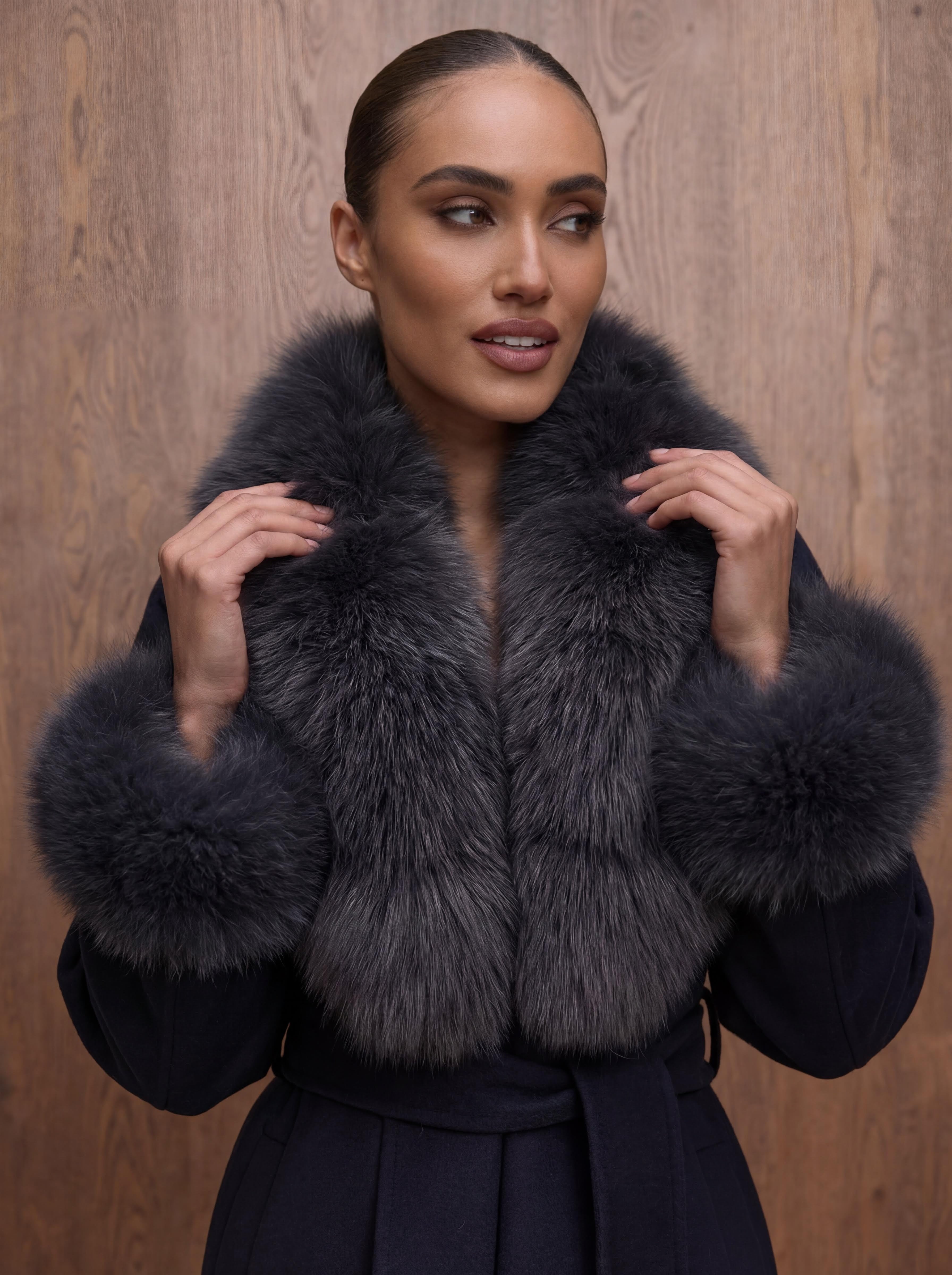 The ODESSA - Noir Kaschmirmantel mit Kragen aus Vintage Pelz