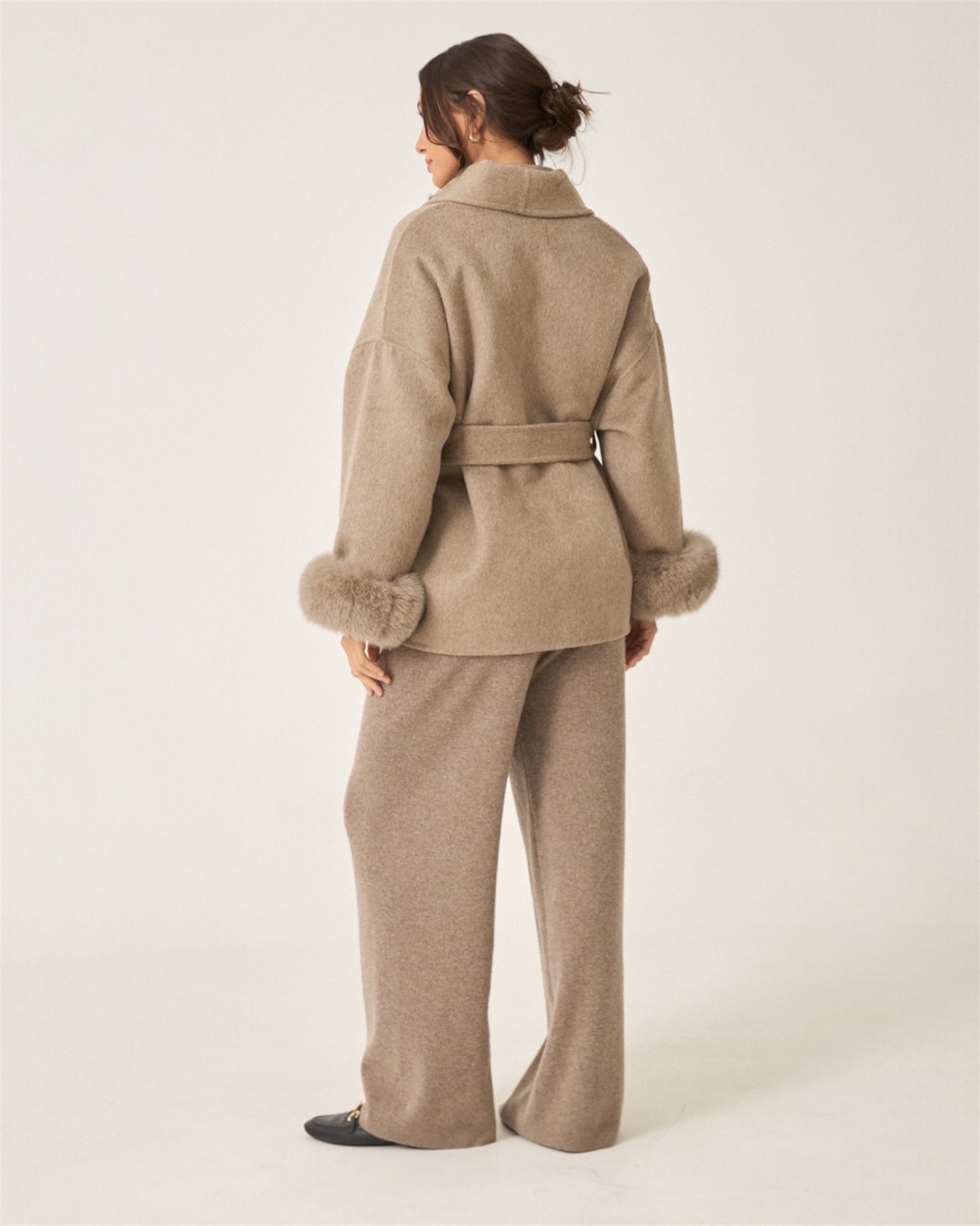 Kurzer Wollmantel mit Fellärmel - THE COPENHAGEN Taupe