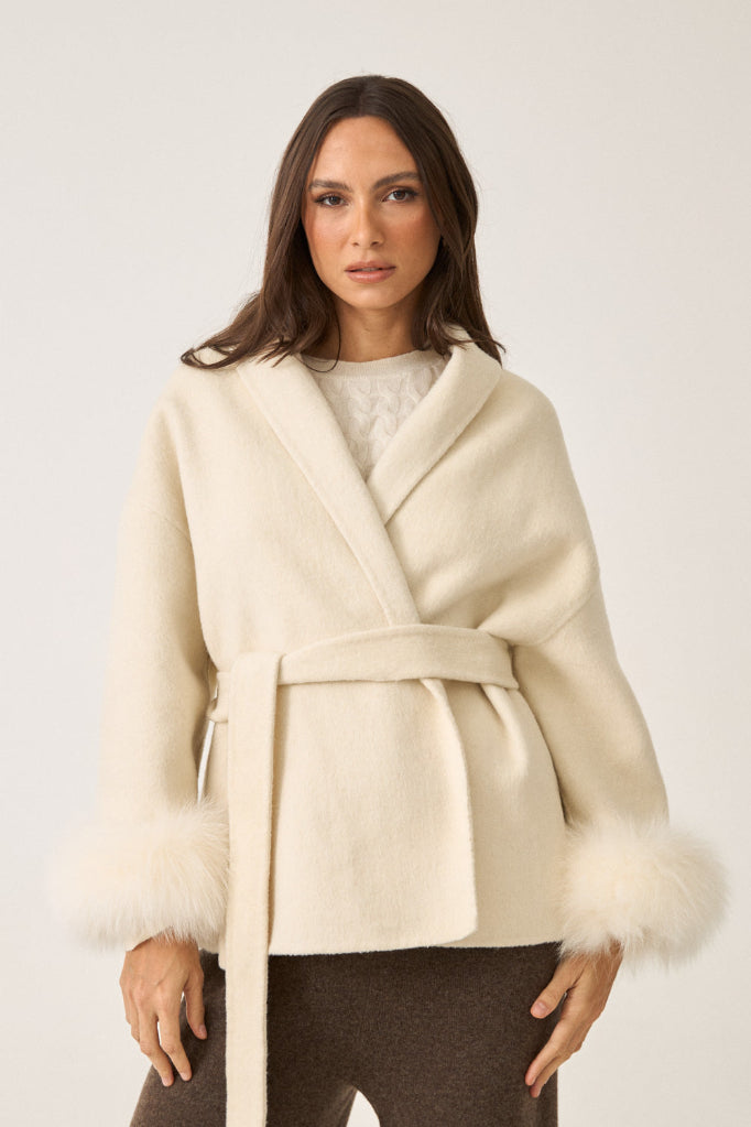 Kurzer Wollmantel mit Fellärmel - THE BERGEN SNOW creme white