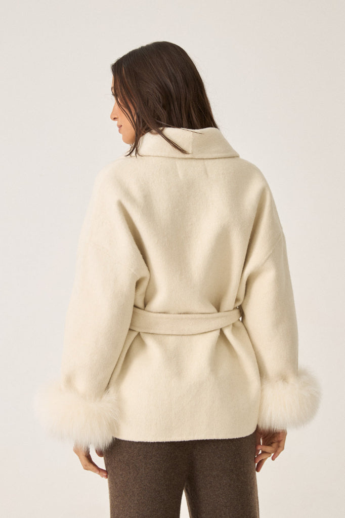 Kurzer Wollmantel mit Fellärmel - THE BERGEN SNOW creme white