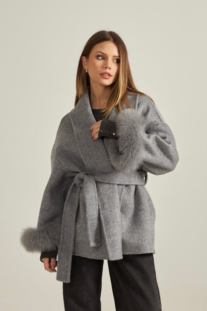 Kurzer Wollmantel mit Fellärmel - THE STOCKHOLM CLOUD Nuage grey