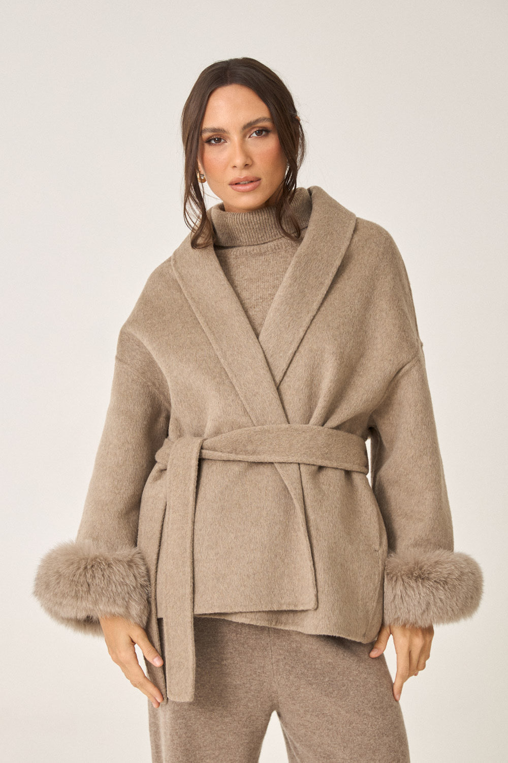 Kurzer Wollmantel mit Fellärmel - THE COPENHAGEN Taupe