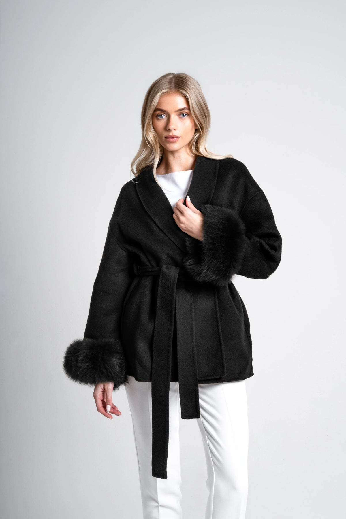 Kurzer Wollmantel mit Fellärmel - THE OSLO NOIR Schwarz