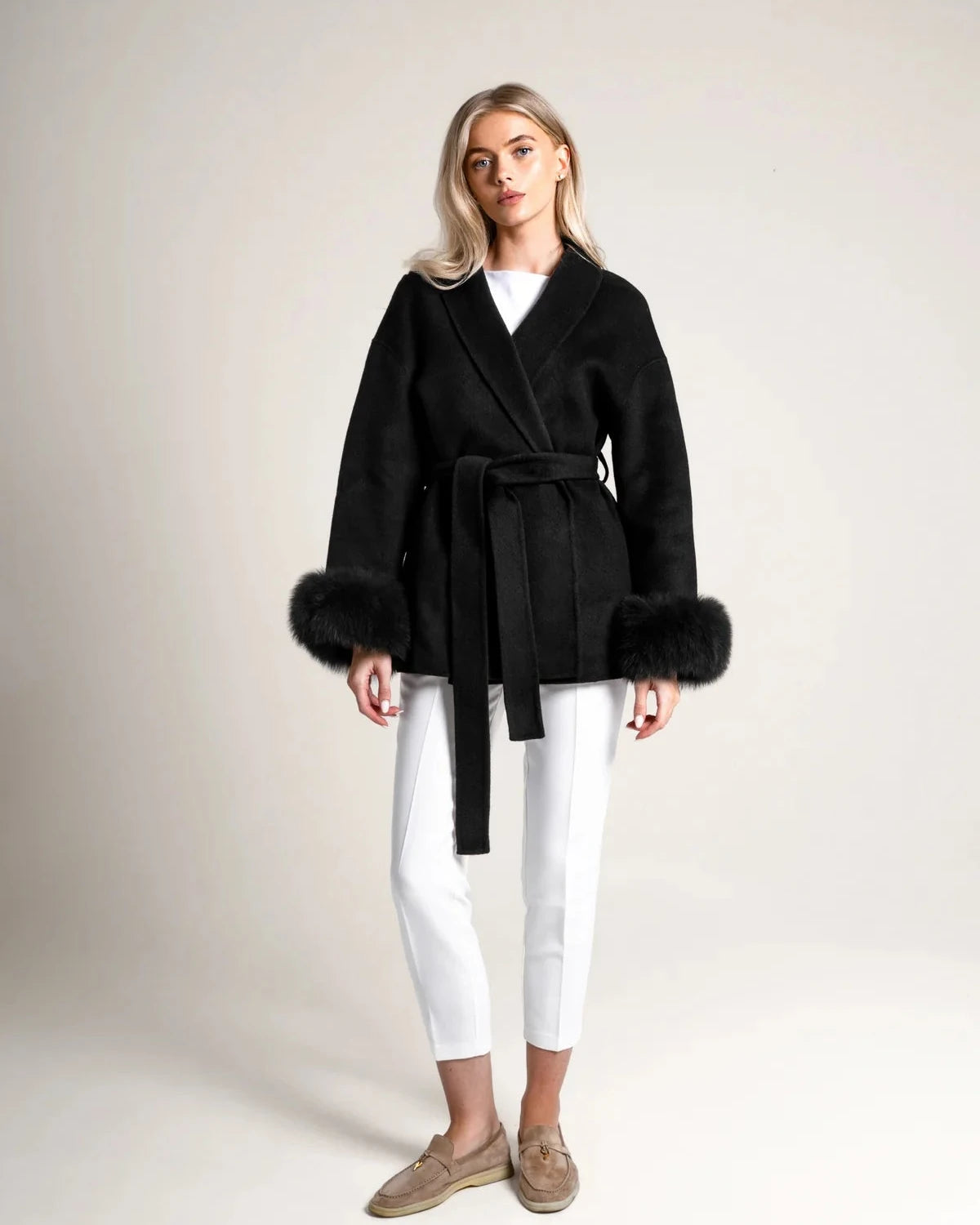Kurzer Wollmantel mit Fellärmel - THE OSLO NOIR Schwarz