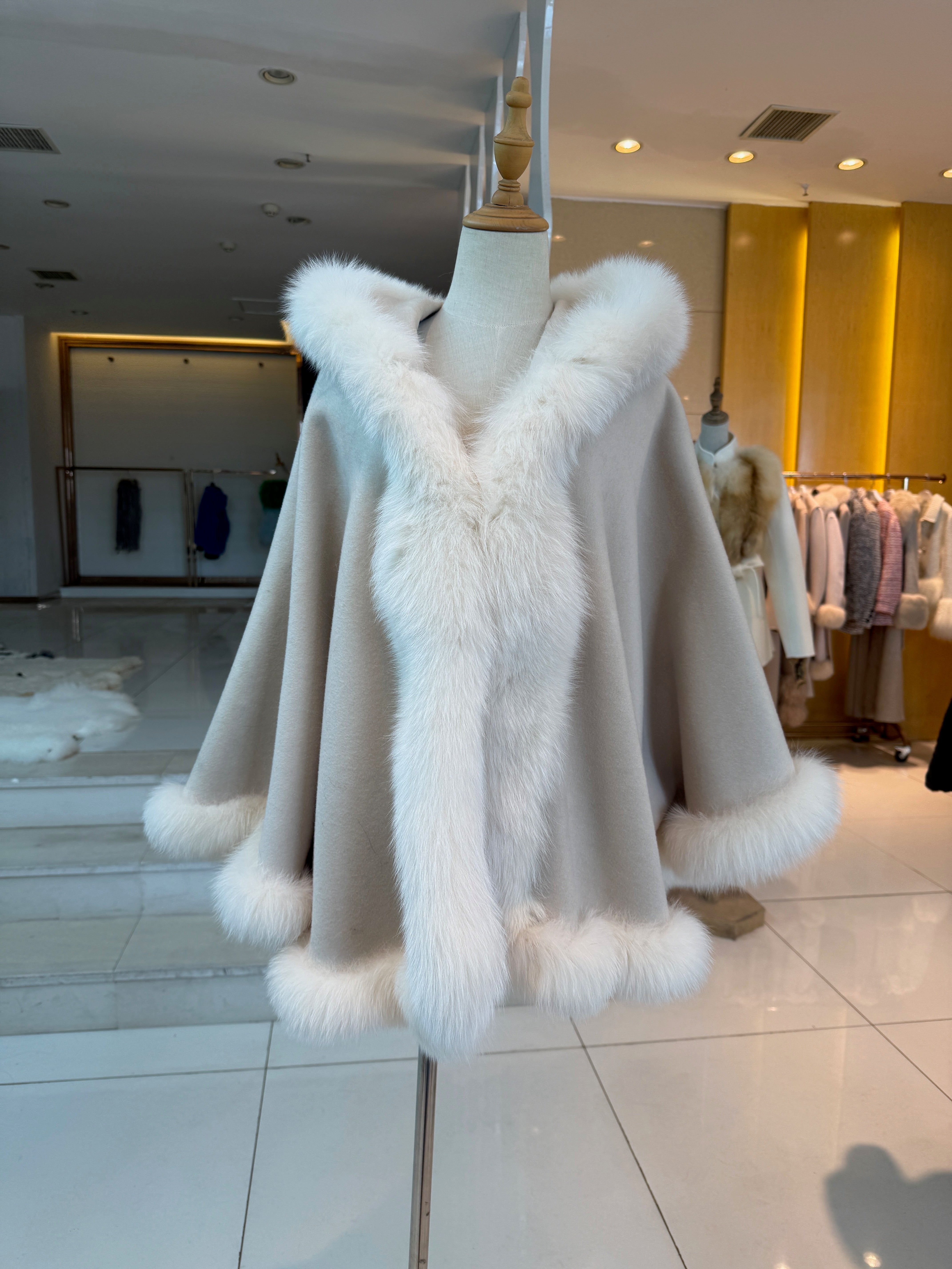 The Tijuana- Poncho aus Kaschmir mit Pelz