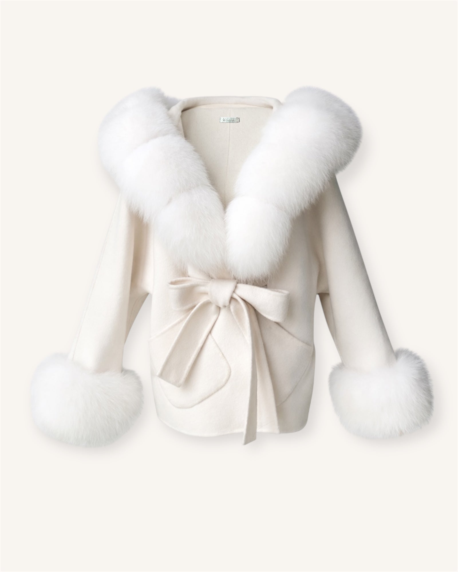 The Asmata - Creme Kaschmirmantel mit Kapuze aus verarbeiteten Vintage Pelz