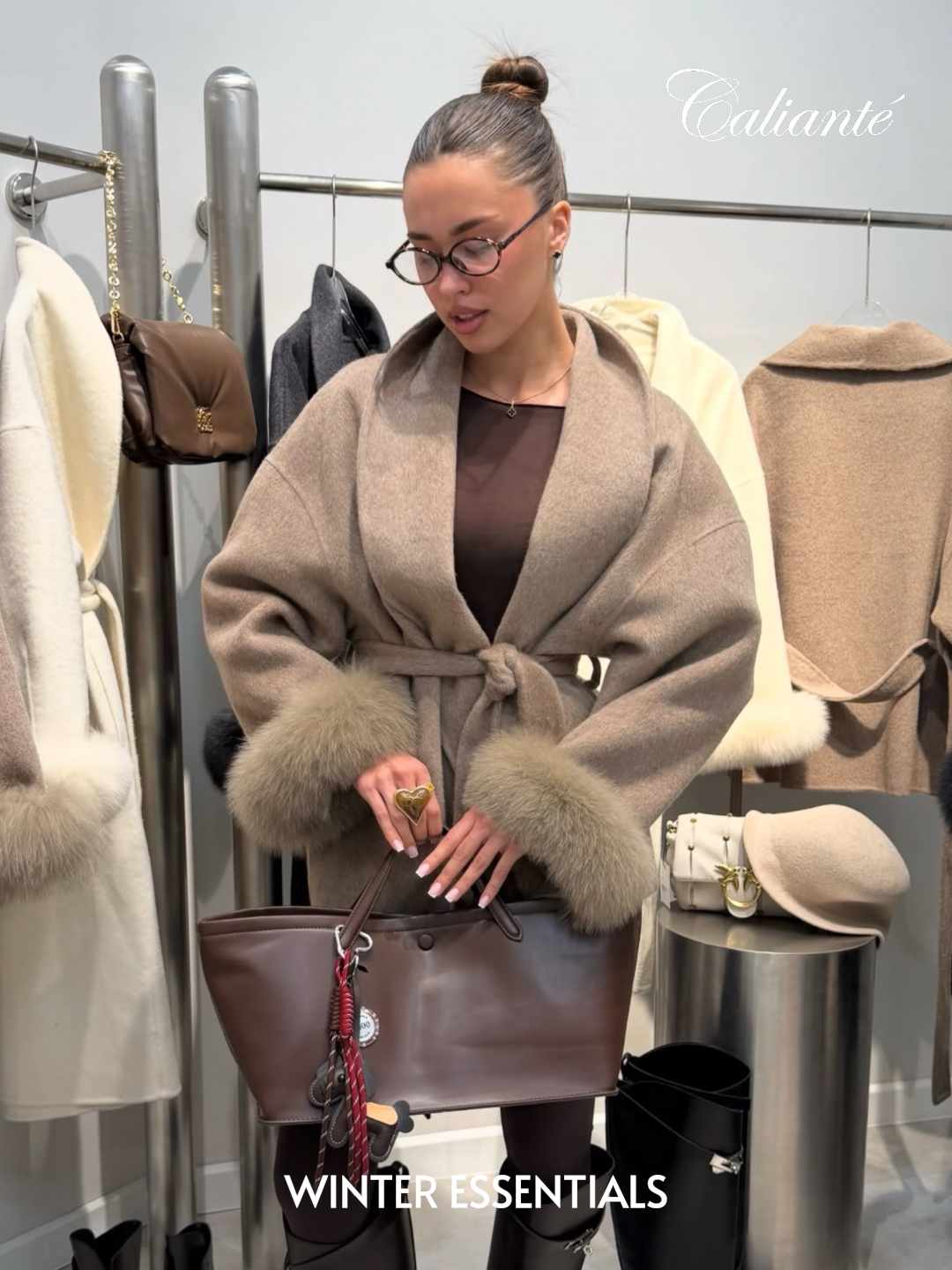 Kurzer Wollmantel mit Fellärmel - THE COPENHAGEN Taupe