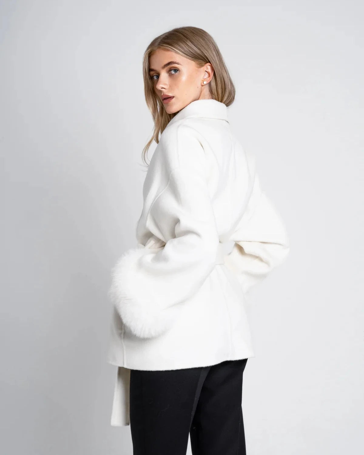 Kurzer Wollmantel mit Fellärmel - THE BERGEN SNOW creme white