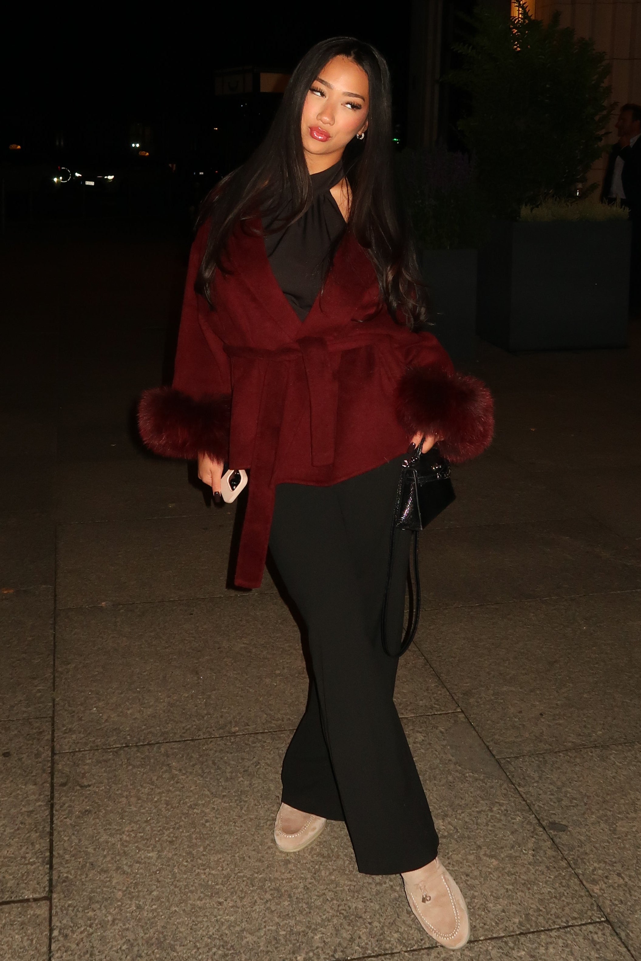 Kurzer Wollmantel mit Fellärmel - THE HELSINKI VELVET Burgundyrot