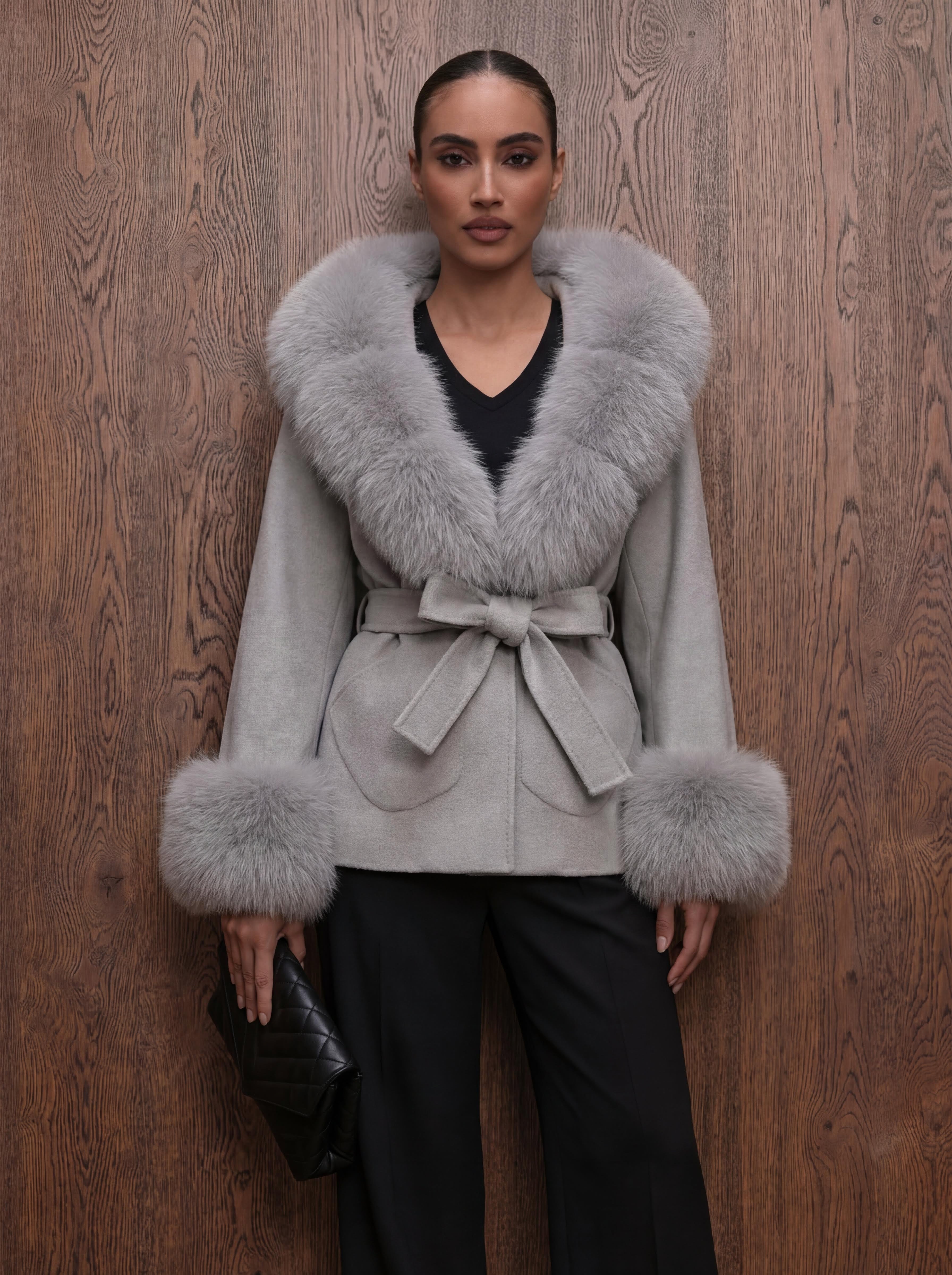 The Asmata - Perlgrau Kaschmirmantel mit Kapuze aus verarbeiteten Vintage Pelz