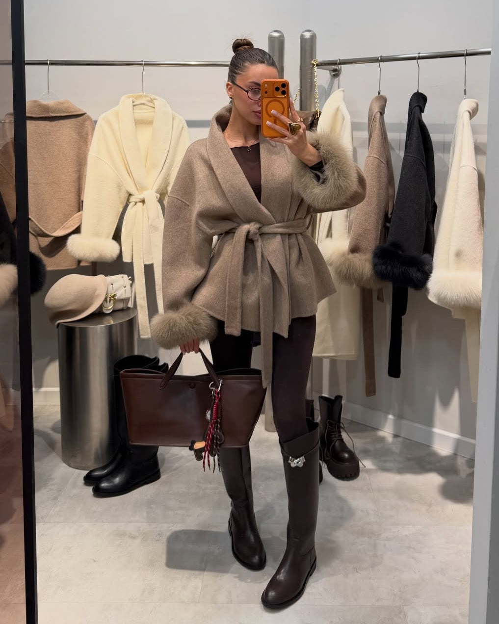 Kurzer Wollmantel mit Fellärmel - THE COPENHAGEN Taupe