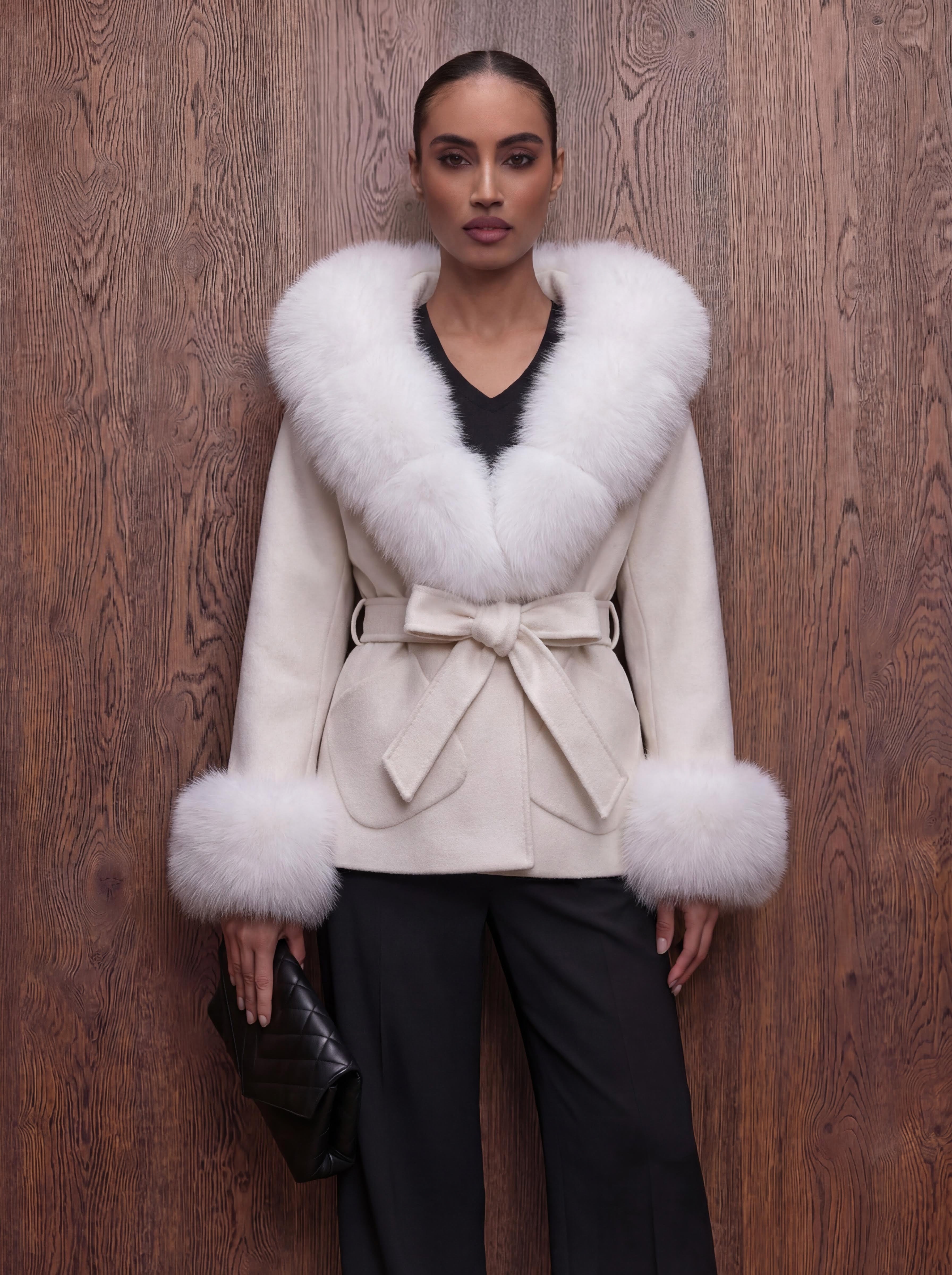 The Asmata - Creme Kaschmirmantel mit Kapuze aus verarbeiteten Vintage Pelz