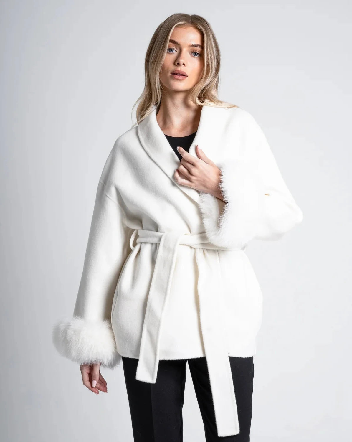 Kurzer Wollmantel mit Fellärmel - THE BERGEN SNOW creme white