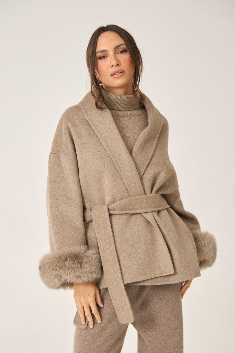 Kurzer Wollmantel mit Fellärmel - THE COPENHAGEN Taupe