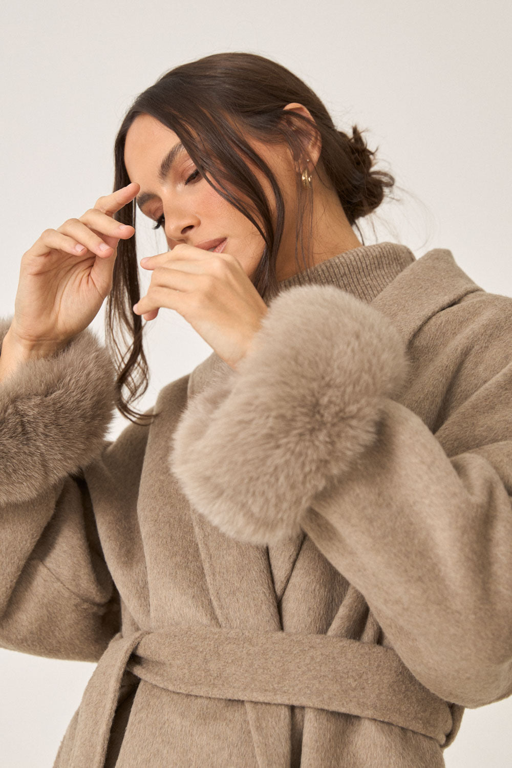 Kurzer Wollmantel mit Fellärmel - THE COPENHAGEN Taupe