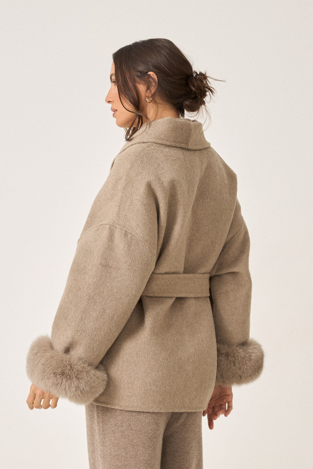 Kurzer Wollmantel mit Fellärmel - THE COPENHAGEN Taupe